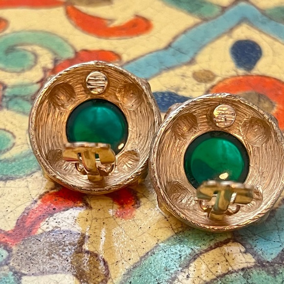 Vintage Trifari Emerald Cabochon Shell Textured Clip-On Earrings - Picture 4 of 10